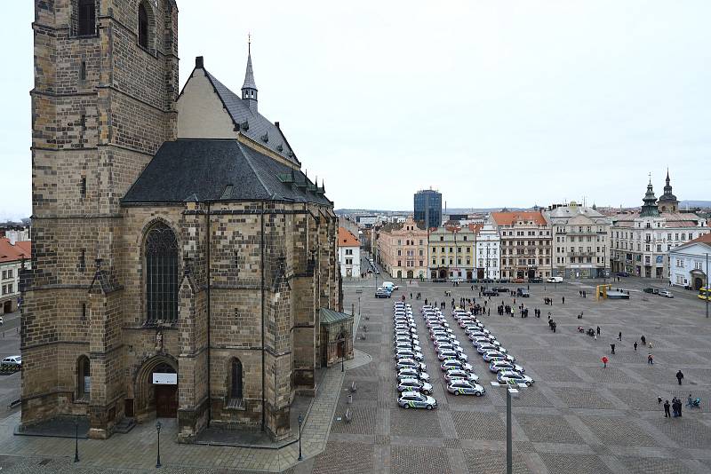 Představení nových vozidel Policie ČR na náměstí Republiky v Plzni.