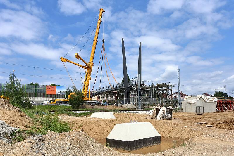 Ocelovou lávku pro pěší instalují technici přes čtyřproudovou ulici U Seřadiště. Ta zároveň překlene i modernizovanou železniční trať a nahradí tak stávající čtyřkolejný přechod do ulice Na Lipce.