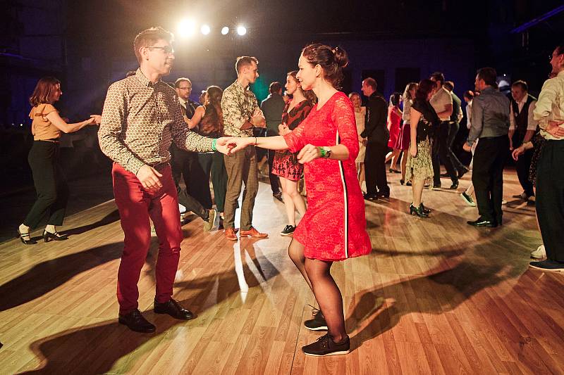 Vyznavači tanečních stylů lindy hop, charleston, blues nebo i burlesque se sešli na tanečním víkendu Lindy Hop Herbst Camp v plzeňském Depu 2015. Festival nabídl 30 lekcí různých tanců s lektory z 5 zemí a také tři večírky s živou hudbou.