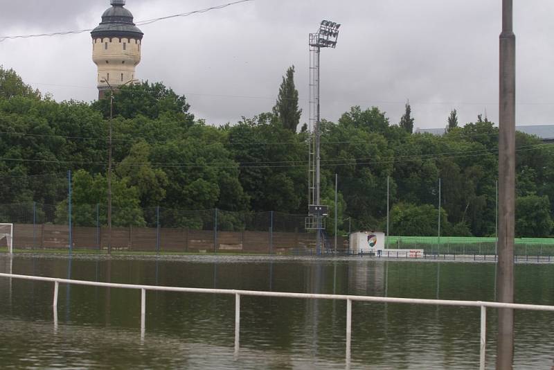 Povodeň v Plzni na hřišti v Luční ulici