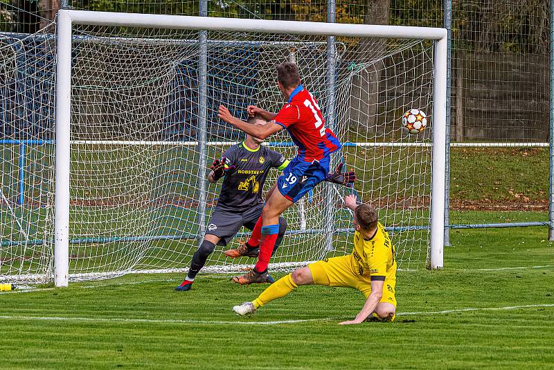 Fotbalisté FK ROBSTAV Přeštice (na archivním snímku hráči ve žlutých dresech) remizovali v Uhříněvsi u Prahy s rezervou Bohemians 1905 1:1.