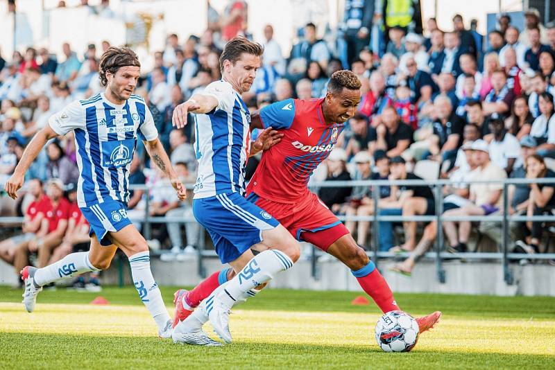 Čeští šampioni vstoupili do 2. předkola Ligy mistrů vítězství 2:1 na umělé trávě HJK Helsinky.