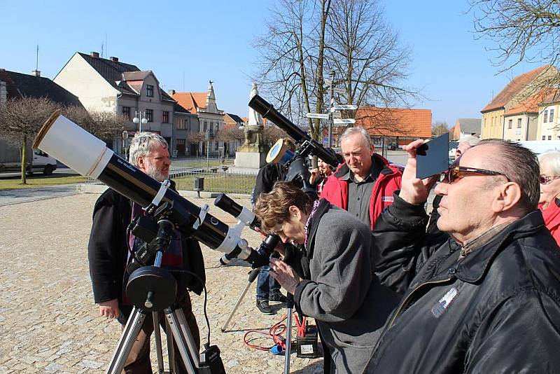 Pozorování částečného zatmění Slunce ve Spáleném Poříčí