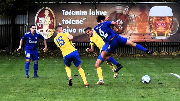 FORTUNA divize A, 12. kolo: SK Otava Katovice - SK SENCO Doubravka (na snímku fotbalisté ve žlutých dresech) 2:1.