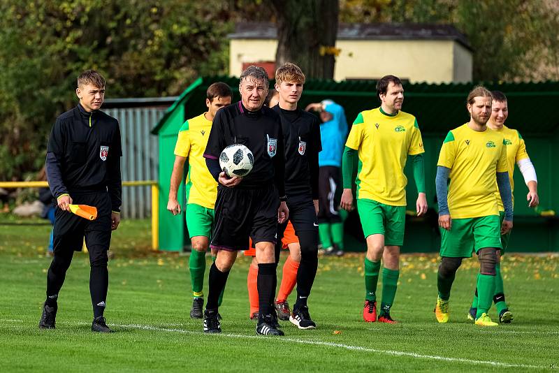 Na jihu Plzeňska podlehly Lužany (na snímku ve žlutých dresech) Dvorci vysoko 0:6 (v modrém).