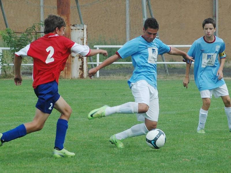 Šestou skupinu žákovského pohárového turnaje v Plzni-Smíchově vyhráli fotbaloví starší žáci FC Viktorie Plzeň (světle modré dresy). Dalšími účastníky byly celky SK ZČE Plzeň (tmavomodré dresy), Slavie Vejprnice (červenobílé dresy) a SK Smíchov (bílé dresy