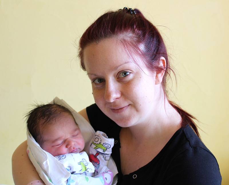 Adriana Babáčková se narodila 21. ledna v 11:07 rodičům Marii a Richardovi z Plzně. Po příchodu na svět v nemocnici U Mulačů vážila jejich prvorozená holčička 3660 gramů.