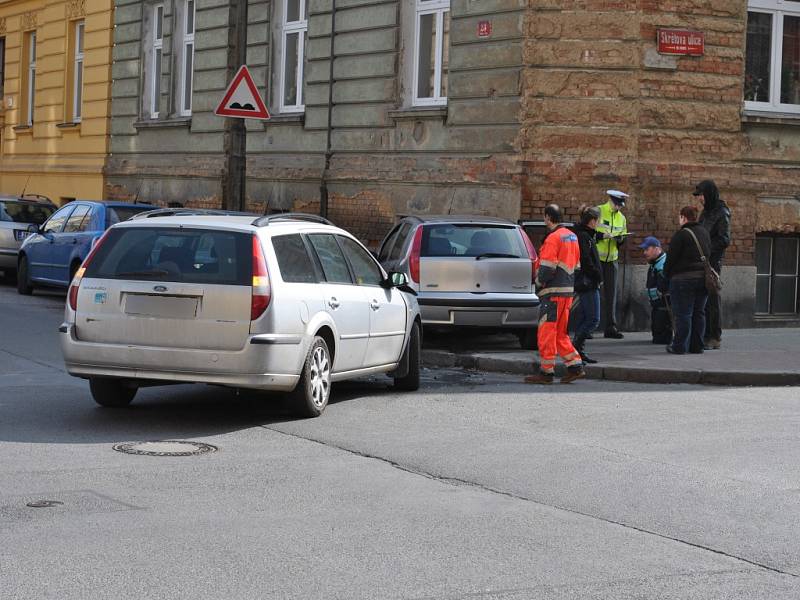 Dopolední nehoda dvou aut na křižovatce ulic Bendova a Skrétova v Plzni