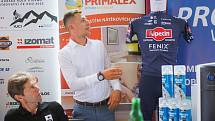Manažer mistrovského závodu Ondřej Paur ukazuje originální dres Mathieu van der Poela, který bude během šampionátu vydražen pro charitativní účely.