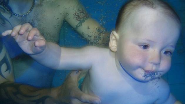 Plavání s miminky a jejich správný psychomotorický rozvoj jsou priority klubu Hobit