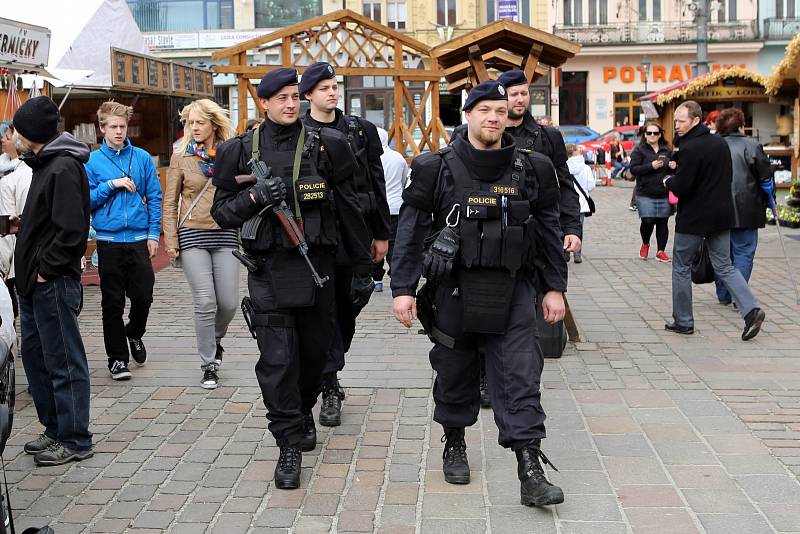 Zvýšená bezpečnostní opatření a posílené hlídky Policie ČR vyzbrojené navíc samopalem na velikonočních trzích v centru Plzně.