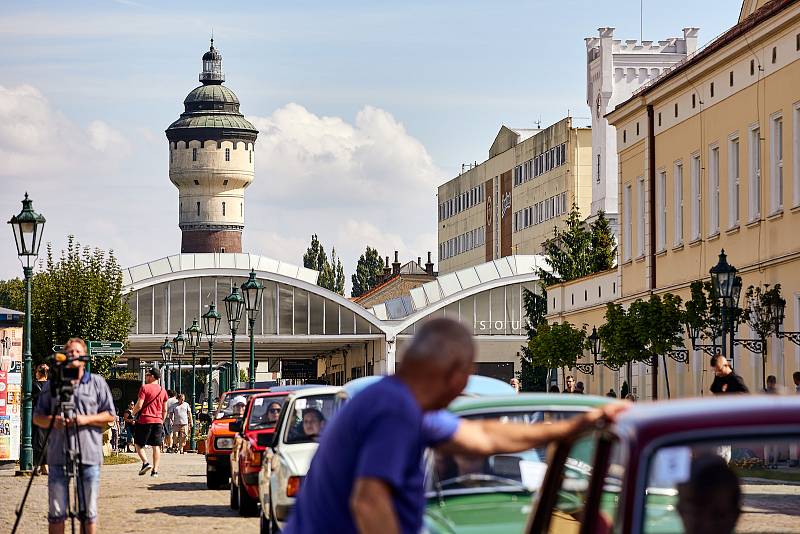 Veteránský sraz vozidel vyrobených za socialismu spojený se stokilometrovou vyjížďkou po Plzeňsku a Rokycansku startoval z nádvoří Plzeňského Prazdroje. Zúčastnit se mohly automobily a motorky prodávané v ČSSR v síti Mototechna v letech 1948 – 1989.