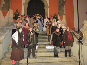 Na svoje tradiční místo, na schody u kostela Nanebevzetí Panny Marie v Přešticích, se vrátil „Zpívaný betlém“ ženského pěveckého sboru Carmina.
