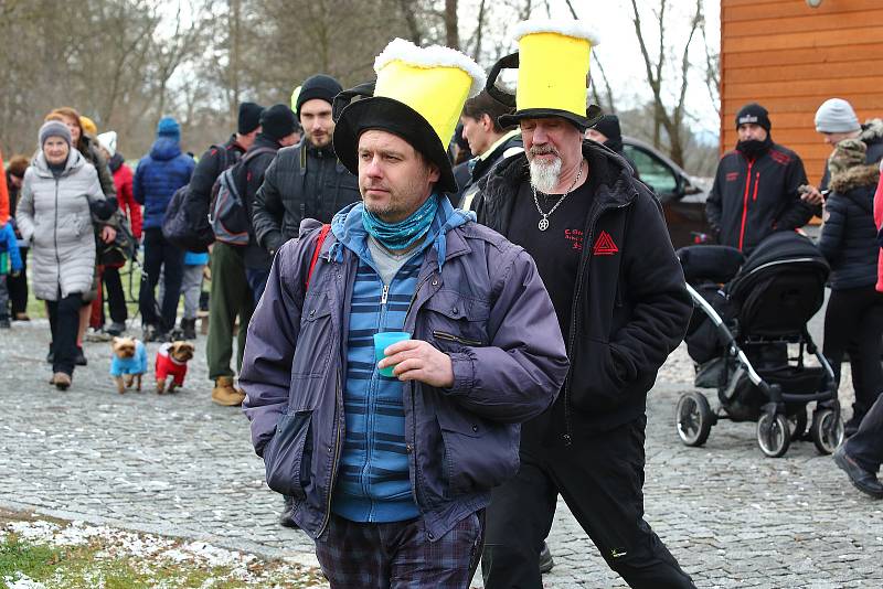 Desítky otužilců místních i přespolních se ponořily do ledové vody řeky Úhlavy na Ostově v Příchovicích na jižním Plzeňsku.