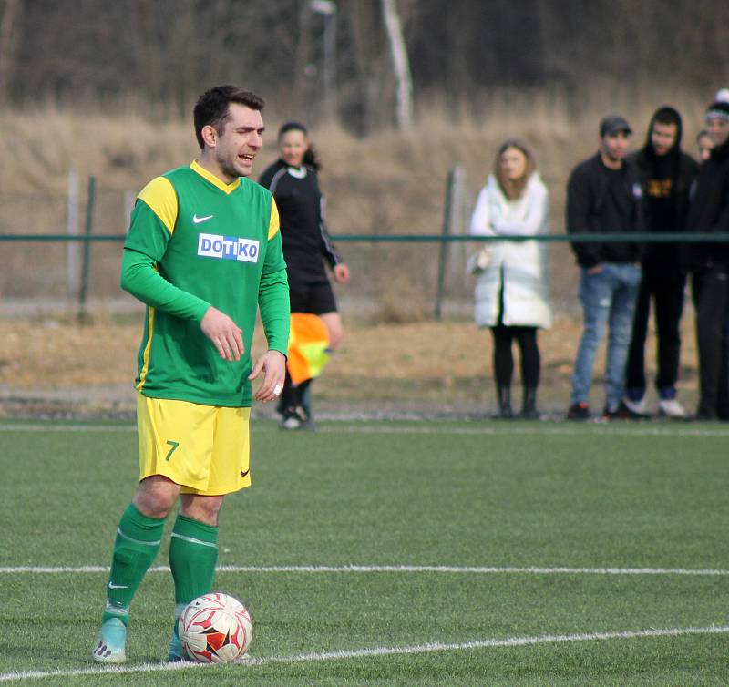 Fotbalisté plzeňského Rapidu (na archivním snímku hráči v modrých dresech) porazili Chotíkov. Naopak Tlumačov (zelení) doma utrpěl debakl, Zruči podlehl 1:5.