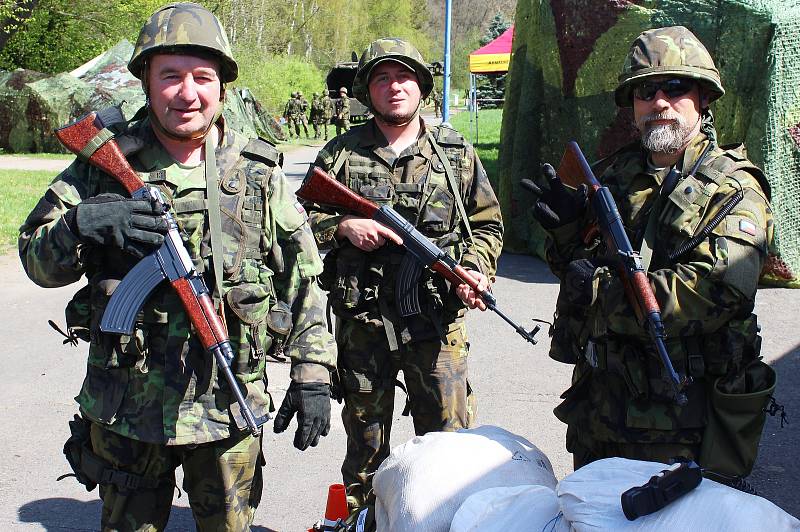 Cvičení vojáků v aktivní záloze v Plzni.