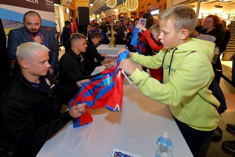 Jan Sýkora při autogramiádě v plzeňském OC Olympia.