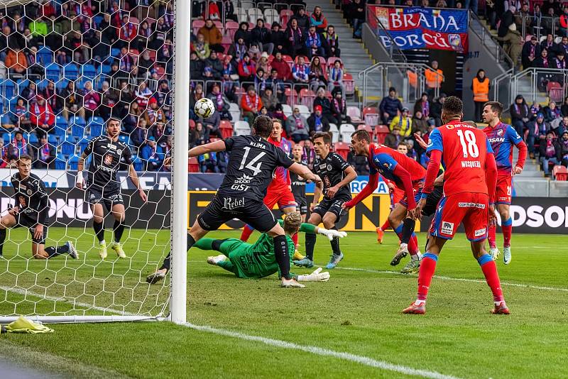 Fotbalisté Viktorie Plzeň podlehli na úvod ligového jara doma nečekaně Hradci Králové 1:2.