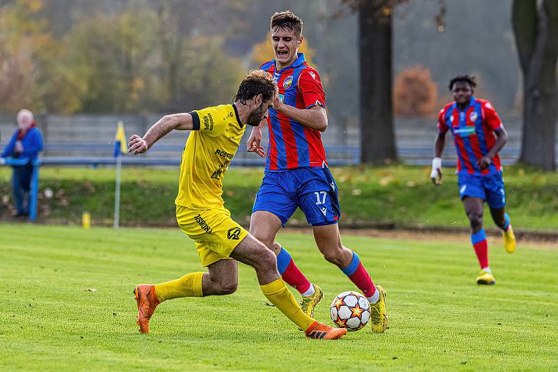 13. kolo FORTUNA ČFL, skupina A: FK ROBSTAV Přeštice (na snímku fotbalisté ve žlutých dresech) - FC Viktoria Plzeň B 1:2 (1:1).