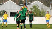 13. kolo FORTUNA divize A: SK SENCO Doubravka (na snímku fotbalisté ve žlutých dresech) - FC Rokycany 4:0 (3:0).