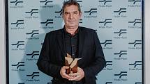 U studentské poroty v kategorii nejlepší dokumentární film zvítězil snímek Nebe novináře Tomáše Etzlera, který si v Plzni také převzal cenu.