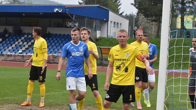 FORTUNA divize A (25. kolo): TJ Jiskra Domažlice (modré dresy) - FC Viktoria Mariánské Lázně (žlutí) 1:1.