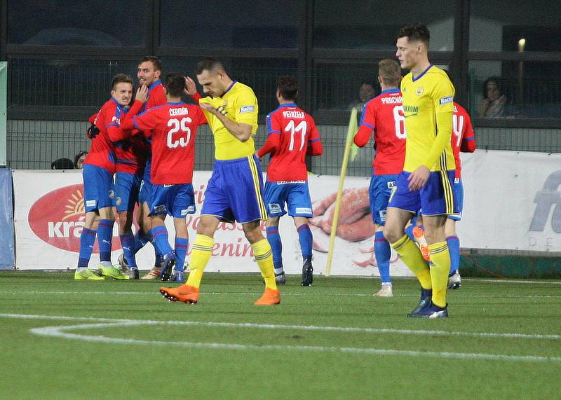 V pátečním duelu 18. kole FORTUNA:LIGY fotbalisté Fastavu Zlín (ve žlutém) hostili úřadujícího mistra Viktorii Plzeň. Na snímku radost Plzně z vedoucí trefy.