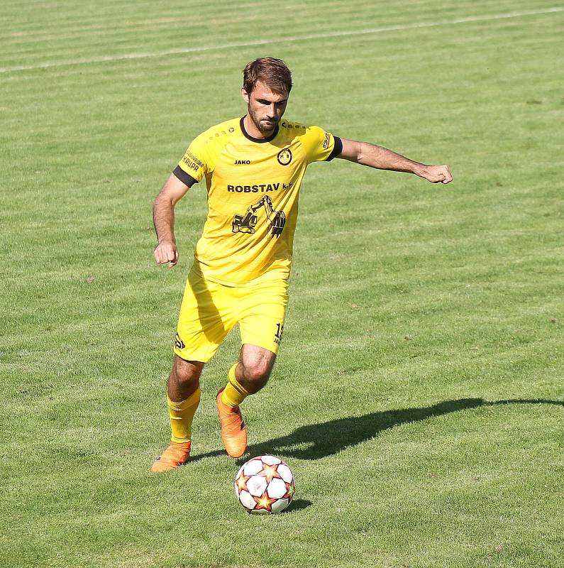 5. kolo FORTUNA ČFL, skupina A: FK ROBSTAV Přeštice (na snímku fotbalisté ve žlutých dresech) - TJ Jiskra Domažlice (modří) 5:1 (2:0).