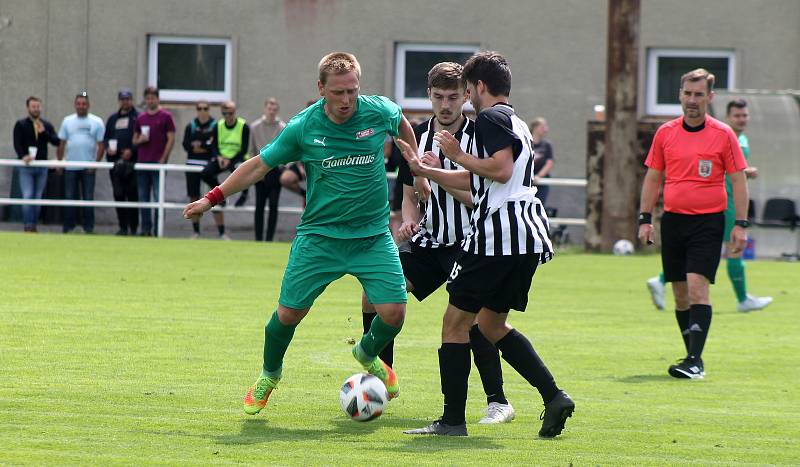 Z archivu: Fotbalisté plzeňského Smíchova (černobílí) se v nováčkovské sezoně I. A třídy zatím hledají. Ve třech zápasech totiž získali jediný bod.