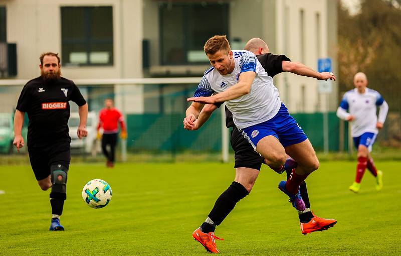 Fotbalisté Volduch (na archivním snímku hráči v černých dresech) porazili v 9. kole céčkové skupiny krajské I. B třídy silné Město Touškov 3:2.