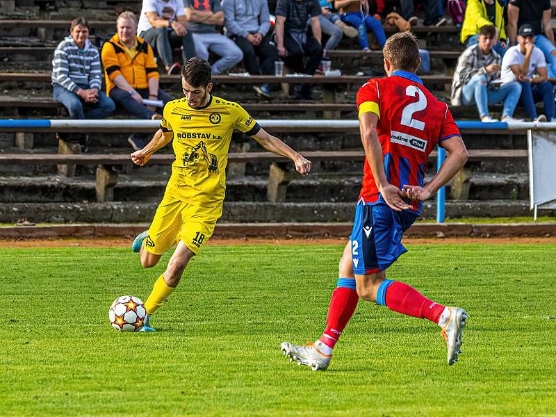 Fotbalisté FK ROBSTAV Přeštice (na archivním snímku fotbalisté ve žlutých dresech) porazili ve 14. kola FORTUNA ČFL (skupina A) karlovarskou Slavii 3:1.