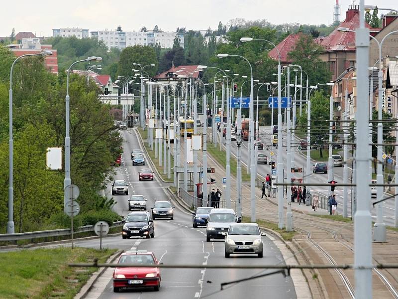 Řidiče a cestující na Karlovarské třídě čekají téměř tři měsíce hrůzy