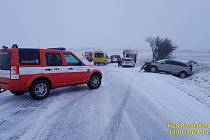 Nehoda čtyř aut na silnici I/20 u křižovatky na Všeruby a Líšťany.
