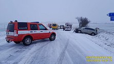Nehoda čtyř aut na silnici I/20 u křižovatky na Všeruby a Líšťany.