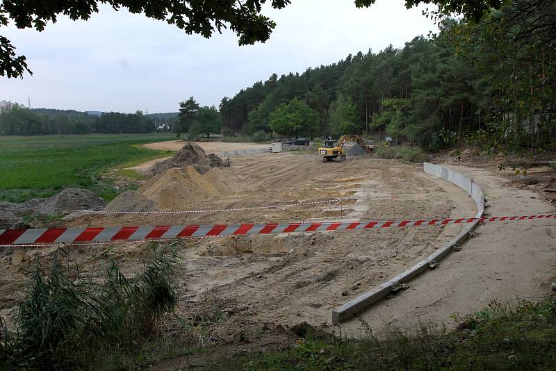 Senecký rybník čeká na odbahnění. U břehu vyroste také hřiště na vodní pólo