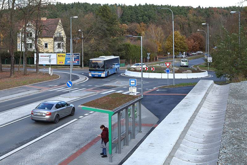 První dvě zastávky MHD se zelenou střechou v Plzni mezi kruhovými objezdy ve stanicích Nádraží Bílá Hora. Byly vybudovány v rámci výstavby první části východního okruhu. Průběh stavby i původní podobu místa přinášíme na dalších fotografiích.