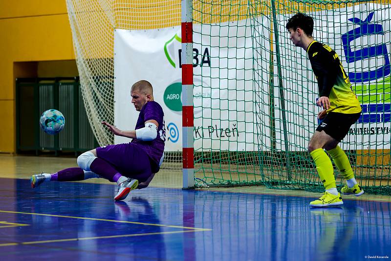 Interobal Plzeň (v pruhovaném) - Rapid Ústí nad Labem.