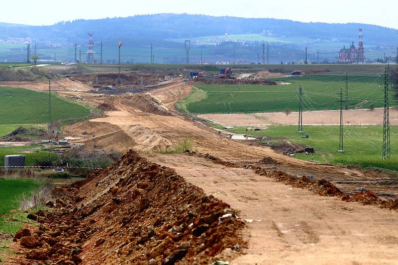 Stavba přeložky silnice 1/27 Šlovice - Přeštice. Nový úsek silnice bude 6100 metrů dlouhý a naváže na hotový přivaděč Plzeň-Litice-Šlovice a povede až k Přešticím.