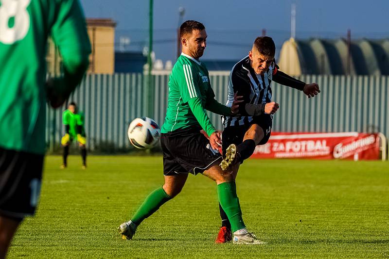 15. kolo I. A třídy: SK Smíchov Plzeň - FC Rokycany B (na snímku fotbalisté v zelených dresech) 4:2 (2:0).