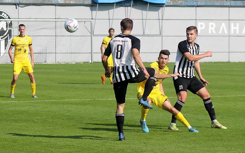 8. kolo FORTUNA ČFL, skupina A: FK Admira Praha - FK ROBSTAV Přeštice (na snímku fotbalisté ve žlutých dresech) 1:1 (0:1).