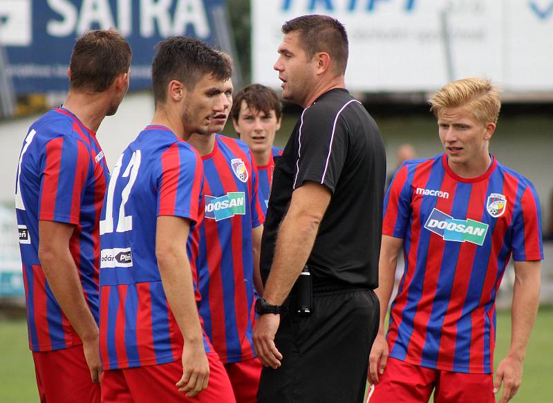 Fotbalisté FC Viktoria Plzeň B (červenomodří) vyhráli v Sokolově 1:0 díky brance Jedličky z 63. minuty utkání.