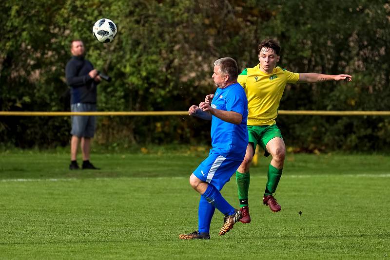 Na jihu Plzeňska podlehly Lužany (na snímku ve žlutých dresech) Dvorci vysoko 0:6 (v modrém).