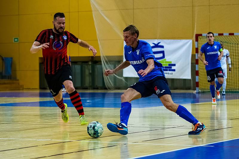 Interobal Plzeň - Chrudim (v modrém), 2. finále play-off 1. Futsal ligy, 6. května 2022.