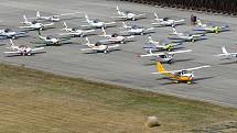 Více než pět desítek letadel, vrtulníků a kluzáků, které jsou na letišti v Líních provozovány, přistavili na stojánku letiště jejich provozovatelé, piloti a nadšenci do létání na důkaz toho, že je na letišti provoz a slouží stále k leteckým činnostem