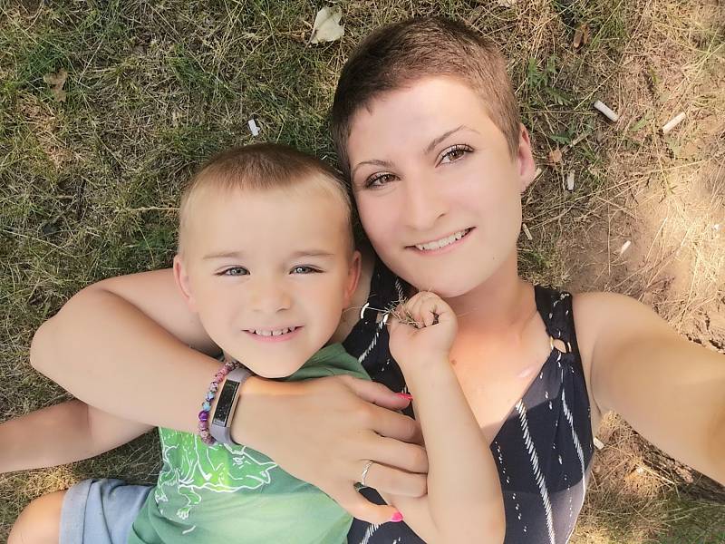 Mladé mamince Šárce z Plzně lékaři před dvěma lety diagnostikovali Hodgkinův lymfom.