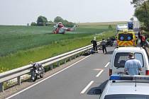 U nehody nedaleko Kožlan zasahoval i vrtulník. Motorkáře se ale zachránit nepodařilo