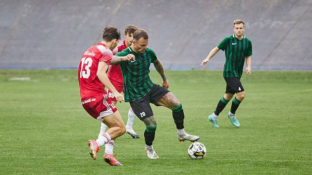 FORTUNA divize A, 1. kolo: SK Petřín Plzeň (na snímku fotbalisté v červených dresech) - FC Rokycany (zelení) 1:0 (0:0).
