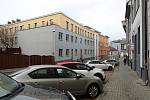 Parkování v Husově ulici v Plzni první den po zpoplatnění