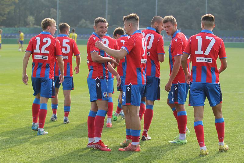 Fotbalisté FC Viktoria Plzeň B (na archivním snímku fotbalisté v červenomodrých dresech) vyhráli v Českých Budějovicích s béčkem SK Dynamo 3:0 a vyšvihli se na první místo ČFL.