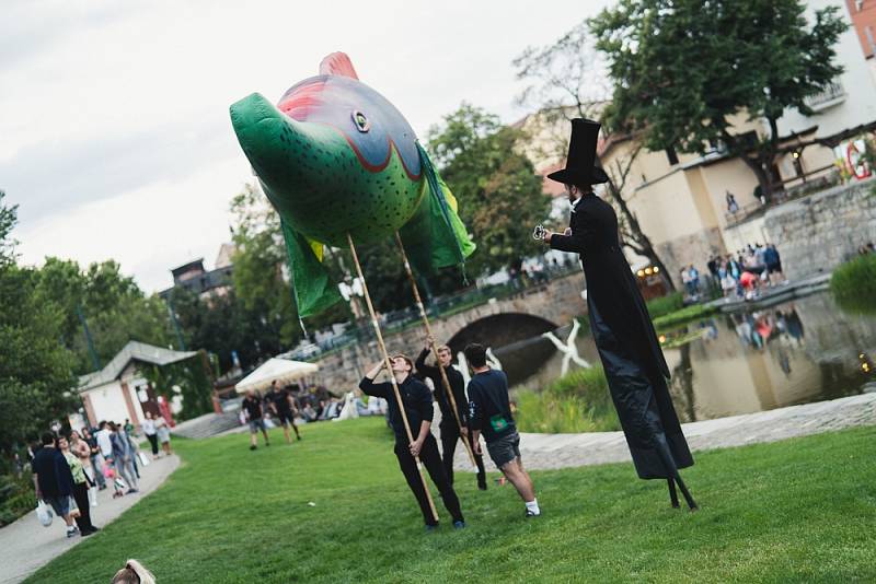 Festival Za dveřmi je... divadlo v rámci Živé ulice v Plzni.